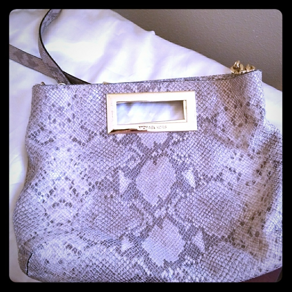 Michael Kors crossbody with removable strap. Snak@